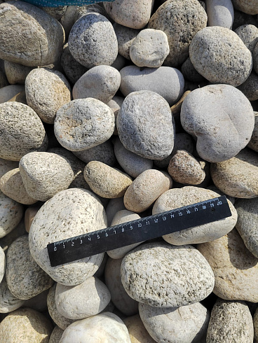 Kamenclub.ru: Галька речная окат (серо-белая) фр. 70-120 мм купить  в Ижевске галька галечник бело-серая, серо-белая, серая, белая речная природная галька  8000 руб/т   фото КАМЕНЬ КЛУБ