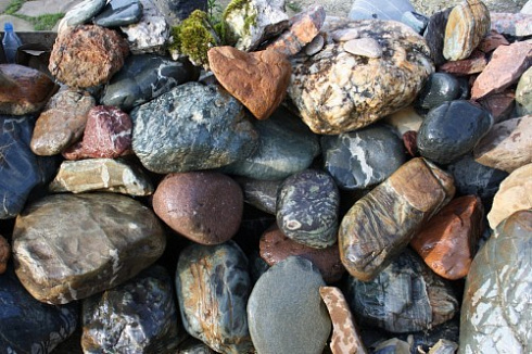 Kamenclub.ru: Ландшафтные валунчики фр.100-500 мм.  купить в Ижевске крупный природный камень серый, темно-серый, светло-серый речной валун крупный 4800 руб/т   фото КАМЕНЬ КЛУБ