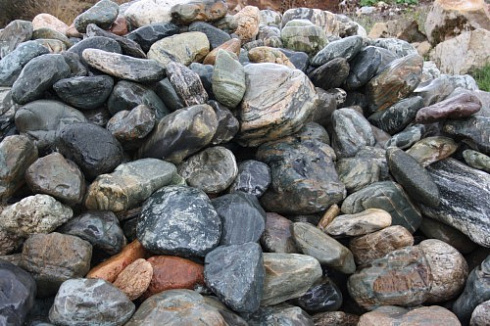 Kamenclub.ru: Ландшафтные валунчики фр.100-500 мм.  купить в Ижевске крупный природный камень серый, темно-серый, светло-серый речной валун крупный 4800 руб/т   фото КАМЕНЬ КЛУБ