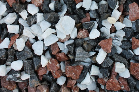 Kamenclub.ru: Мраморная крошка (щебень крошка микс : белый-черный-розовый) фр. 3-5 мм.  купить в Ижевске мрамор белый, черный, розовый, разноцветный мраморная каменная крошка декорвтивная 12000 руб/т   фото КАМЕНЬ КЛУБ