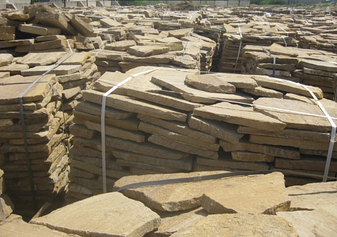 Kamenclub.ru: Песчаник пластушка желтый с рисунком (3 см)  купить в Ижевске песчаник желтый с рисунком, рыжий, желтый песчаник пластушка ландшафтная рваная 8 500 руб/м3   фото КАМЕНЬ КЛУБ