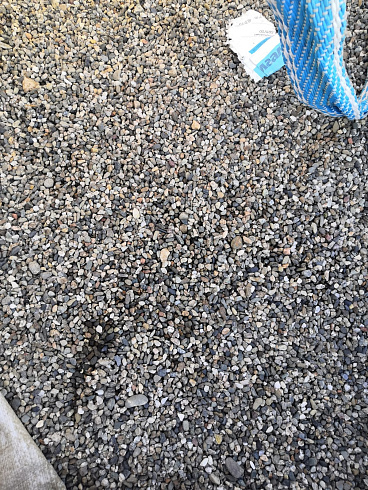 Kamenclub.ru: Галька речная окат (серая) фр.3-5 мм купить  в Ижевске галька речная серая бежевый темно-серый окатанный речной камень округлый 9500 руб/т   фото КАМЕНЬ КЛУБ