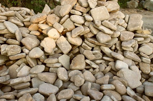 Kamenclub.ru: Песчаник для мощения дорожек, площадок, парковок ( фр 5-10 см)  купить в Ижевске песчаник  серый желтый коричневый рыжий песчаник оголтованный окатанный 6500 руб/т   фото КАМЕНЬ КЛУБ