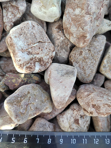 Kamenclub.ru: Мраморная крошка (щебень галтованный розовый) фр.20-40 мм.  купить в Ижевске мрамор розовый, красный оголтованный округлый щебень  15000 руб/т   фото КАМЕНЬ КЛУБ