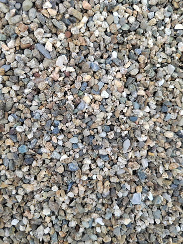 Kamenclub.ru: Галька речная окат (серая) фр.3-5 мм купить  в Ижевске галька речная серая бежевый темно-серый окатанный речной камень округлый 9500 руб/т   фото КАМЕНЬ КЛУБ