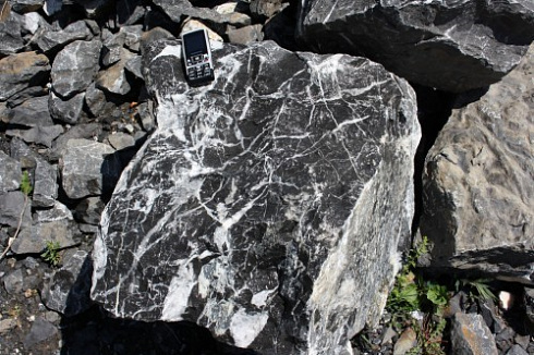 Kamenclub.ru: Черный мрамор скальник фр. 1000-1500 мм.  купить в Ижевске мрамор черный белый серый крупный колотый валун ландшафтный 9000 руб/т   фото КАМЕНЬ КЛУБ