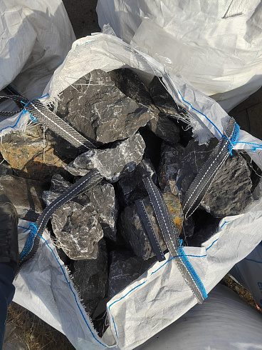 Kamenclub.ru: Черный мрамор скальник фр. 100-500 мм.  купить в Ижевске мрамор черный белый серый крупный колотый валун ландшафтный 8500 руб/т   фото КАМЕНЬ КЛУБ