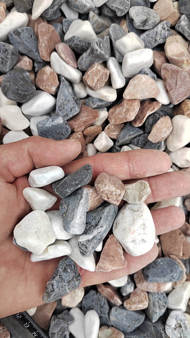 Kamenclub.ru: Мраморная крошка (щебень галтованный микс:белый-зеленый-розовый) фр.20-40 мм.  купить в Ижевске мрамор белый, зеленый, розовый мрамор декоративный (галтовка) 15500 руб/т   фото КАМЕНЬ КЛУБ