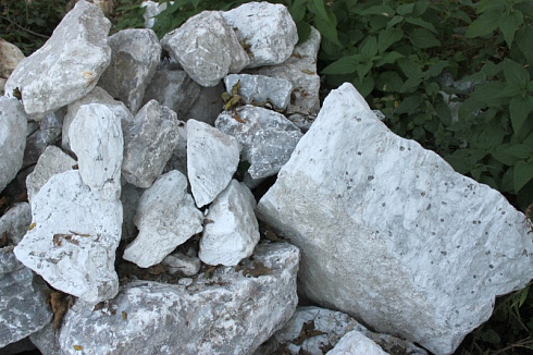 Kamenclub.ru: Мраморизированный известняк фр. 100-500 мм.  купить в Ижевске известняк серый белый темно-серый сероватый валун природного образования окатанный 10500 руб/т   фото КАМЕНЬ КЛУБ