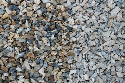 Kamenclub.ru: Мраморная крошка (щебень крошка медовый), фр. 10-20 мм.  купить в Ижевске песчаник бежевый, серый каменная ландшафтная крошка  12000 руб/т   фото КАМЕНЬ КЛУБ