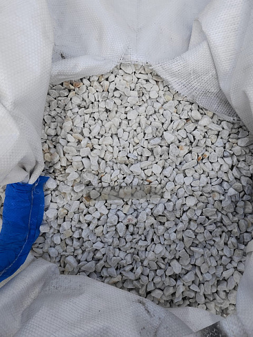 Kamenclub.ru: Мраморная крошка, щебень, цвет-белый, фр. 10-20 мм.  купить в Ижевске мрамор белый, молочный айвори каменная ландшафтная декоративная крошка шебня 12000 руб/т   фото КАМЕНЬ КЛУБ