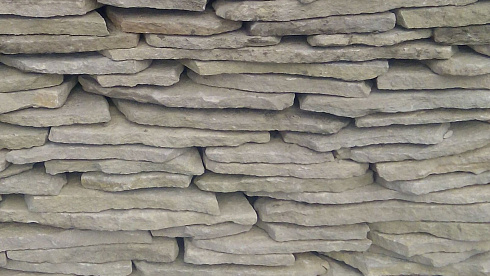 Kamenclub.ru: Песчаник пластушка светло-серый (3,0 см)  купить в Ижевске песчаник светло-серый, серый песчаник рваный ландшафтный колотый 13800 руб/м3   фото КАМЕНЬ КЛУБ