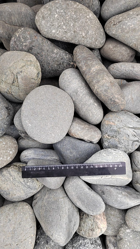 Kamenclub.ru: Галька речная окат (темно-серая) фр. 70-150 мм. купить  в Ижевске галька речная темно-серая, синяя, серая речная галька округлая  8000 руб/т   фото КАМЕНЬ КЛУБ