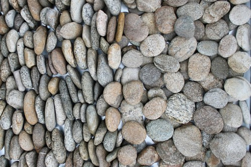 Kamenclub.ru: Галька речная плоская (серо-белая) фр. 70-120 мм. купить  в Ижевске галька галечник речной серый, белый окатанная плоская  природная галька 9000 руб/т   фото КАМЕНЬ КЛУБ