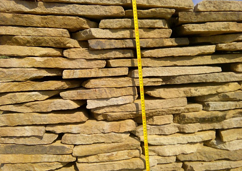 Kamenclub.ru: Песчаник пластушка желтый с разводом под дерево (2 см)  купить в Ижевске плитняк желтый с разводами, желтый, рыжий, серый песчаник пластушка рваная ландшафтная 11 000 руб/м3   фото КАМЕНЬ КЛУБ