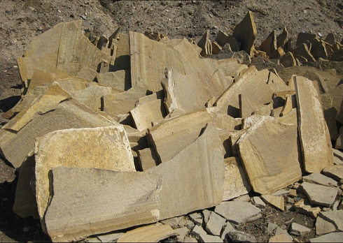 Kamenclub.ru: Форматный камень (плаха) пошаговая дорожка от 70-150 см (4 -12 см)  купить в Ижевске плитняк  форматный плаха желтый песчаник 9 000 руб/т   фото КАМЕНЬ КЛУБ