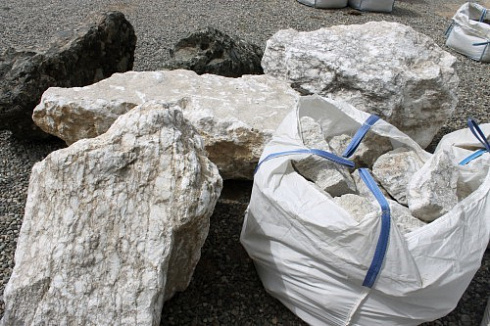 Kamenclub.ru: Мраморизированный известняк фр. 100-500 мм.  купить в Ижевске известняк серый белый темно-серый сероватый валун природного образования окатанный 10500 руб/т   фото КАМЕНЬ КЛУБ