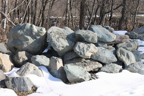 Kamenclub.ru: Гранит скальник (серо-зеленый) фр. 500-1500 мм.  купить в Ижевске гранит мрамор  серый зеленый темно-серый глыба скальная колотая ландшафтная 7 500 руб/т   фото КАМЕНЬ КЛУБ