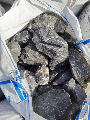 Kamenclub.ru: Черный мрамор скальник фр. 100-500 мм.  купить в Ижевске мрамор черный белый серый крупный колотый валун ландшафтный 8500 руб/т   фото КАМЕНЬ КЛУБ