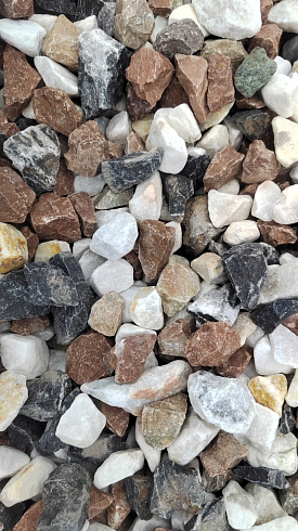 Kamenclub.ru: Мраморная крошка (щебень крошка микс : белый-черный-розовый) фр. 20-40 мм.  купить в Ижевске мрамор белый, черный, розовый декоративная ландшафтная крошка 12000 руб/т   фото КАМЕНЬ КЛУБ