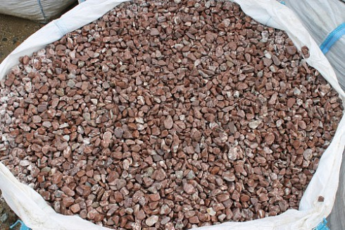 Kamenclub.ru: Мраморная крошка (щебень галтованный розовый) фр.10-20 мм.  купить в Ижевске мрамор розовый, красный ландшафтный декоративный окатанный округлый щебень 15000 руб/т   фото КАМЕНЬ КЛУБ