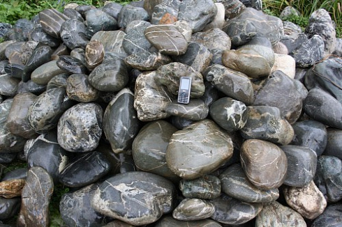 Kamenclub.ru: Валунчик Паутинник фр.100-300 мм  купить в Ижевске крупный природный камень галечник темно-серый с прожилками белый черный речной валунчик 5000 руб/т   фото КАМЕНЬ КЛУБ