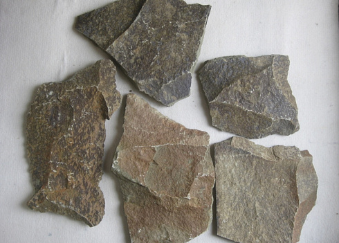 Kamenclub.ru: Песчаник пластушка "фонтанка" серо-зеленая (3,0-5,0 см)  купить в Ижевске песчаник серо-зеленая колотые плитки облицовочные пластушки 11400 руб/м3   фото КАМЕНЬ КЛУБ