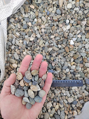 Kamenclub.ru: Галька речная окат (серая) фр.10-20 мм купить  в Ижевске галька речная серая, серый, темно-серый, светло-серый, коричневый ландшафтная декоративная речная окатанная округлая галька 5000 руб/т   фото КАМЕНЬ КЛУБ