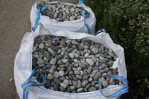 Kamenclub.ru: Галька речная окат (ассорти) фр. 50-100 мм. купить  в Ижевске галька природная округлая серая белая черная серая коричневая синяя галька речная окатанная округлая 6200 руб/т   фото КАМЕНЬ КЛУБ