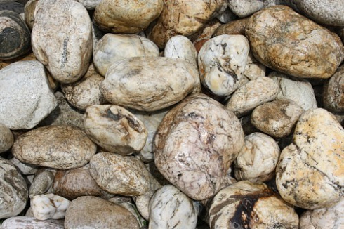 Kamenclub.ru: Кварцевый валунчик фр.100-300 мм.  купить в Ижевске кварц белый, бежевый молочный рыжий крупный природный камень галечник 7850 руб/т   фото КАМЕНЬ КЛУБ