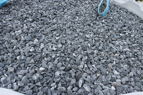 Kamenclub.ru: Щебень галтованный черный (мрамор) фр.10-20 мм.  купить в Ижевске мрамор черный с белыми прожилками, черный, белый окатанный округлый ландшафтный декоративный щебень 15000 руб/т   фото КАМЕНЬ КЛУБ