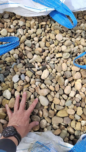 Kamenclub.ru: Галька речная окат рыжая фр. 20-40 мм. купить  в Ижевске галька речная окатанная рыжая желтая серая округлая речная галька 5000 руб/т   фото КАМЕНЬ КЛУБ