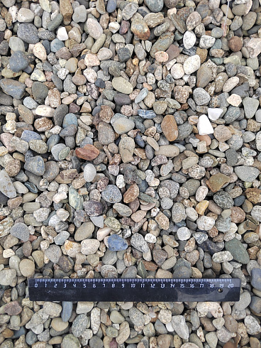 Kamenclub.ru: Галька речная окат (серая) фр.10-20 мм купить  в Ижевске галька речная серая, серый, темно-серый, светло-серый, коричневый ландшафтная декоративная речная окатанная округлая галька 5000 руб/т   фото КАМЕНЬ КЛУБ