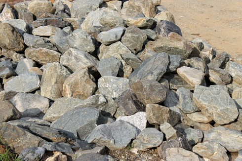 Kamenclub.ru: Гранит скальник (серо-зеленый) фр. 100-500 мм.  купить в Ижевске гранит зеленый, серый, салатовый крупный ландшафтный валун 6 000 руб/т   фото КАМЕНЬ КЛУБ