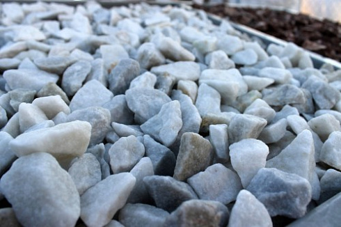 Kamenclub.ru: Мраморная крошка, щебень, цвет-белый,  фр. 20-40 мм.  купить в Ижевске мрамор белый молочный слоновая кость айвори  мраморная крошка ландшафтная 12000 руб/т   фото КАМЕНЬ КЛУБ