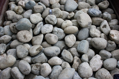 Kamenclub.ru: Темно-серый валунчик фр.100-300 мм.  купить в Ижевске крупный природный камень серый, темно-серый, светло-серый речная галька большого размера окатанная 4500 руб/т   фото КАМЕНЬ КЛУБ