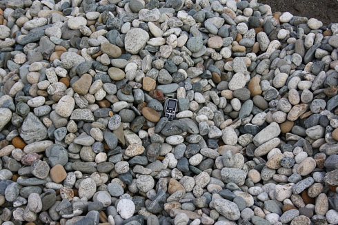 Kamenclub.ru: Галька речная окат (серая) фр.40-60 мм купить  в Ижевске галька речная серый бежевый рыжий коричневый округлый речной камень 5000 руб/т   фото КАМЕНЬ КЛУБ