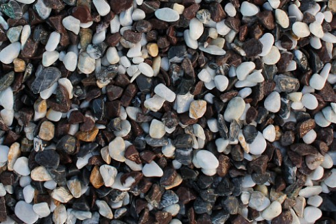 Kamenclub.ru: Мраморная крошка (щебень галтованный микс:белый-черный-розовый) фр.40-70 мм.  купить в Ижевске мрамор белый, черный розовый декоративный щебень галтованный 15500 руб/т   фото КАМЕНЬ КЛУБ