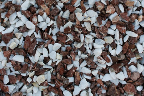 Kamenclub.ru: Мраморная крошка (щебень крошка микс : белый-черный-розовый) фр. 20-40 мм.  купить в Ижевске мрамор белый, черный, розовый декоративная ландшафтная крошка 12000 руб/т   фото КАМЕНЬ КЛУБ