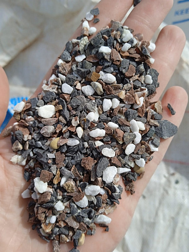 Kamenclub.ru: Мраморная крошка (щебень галтованный микс:: белый-черный) фр.5-10 мм  купить в Ижевске мрамор белый, черный, молочный, серый галтовка мраморная окатанная декоративная ландшафтная 15500 руб/т   фото КАМЕНЬ КЛУБ