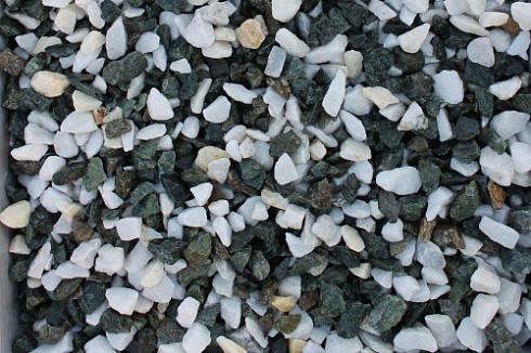 Kamenclub.ru: Мраморная крошка (щебень крошка микс: белый-розовый) фр. 10-20 мм.  купить в Ижевске мрамор белый, розовый каменный декоративный ландшафтный щебень 12000 руб/т   фото КАМЕНЬ КЛУБ