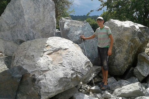 Kamenclub.ru: Змеевик скальник фр. 500-1500 мм.  купить в Ижевске змеевик зеленый серый черный глыба скальная колотая 7500 руб/т   фото КАМЕНЬ КЛУБ