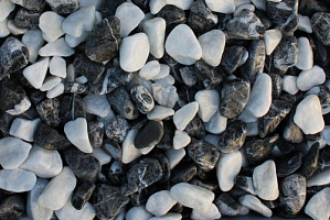 Kamenclub.ru: Мраморная крошка (щебень галтованный микс:: белый-черный) фр.20-40 мм  купить в Ижевске мрамор белый, черный мраморный галтованный щебень 15500 руб/т   фото КАМЕНЬ КЛУБ