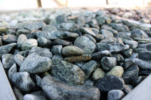 Kamenclub.ru: Щебень галтованный зеленый (змеевик) фр. 20-40 мм.  купить в Ижевске мрамор зеленый, салатовый оголтованный щебень мраморный 12500 руб/т   фото КАМЕНЬ КЛУБ