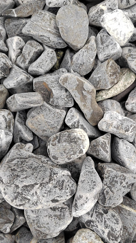 Kamenclub.ru: Щебень галтованный черный (мрамор) фр.40-70 мм.  купить в Ижевске мрамор черный с белыми прожилками, черный, белый щебень галтованный округлый 13500 руб/т   фото КАМЕНЬ КЛУБ