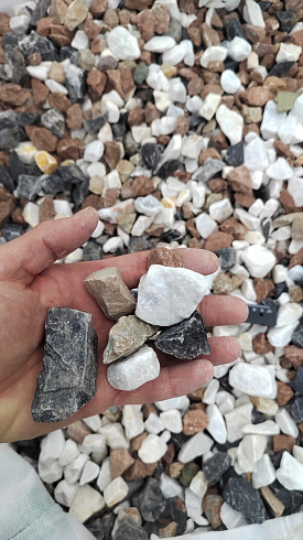 Kamenclub.ru: Мраморная крошка (щебень крошка микс : белый-черный-розовый) фр. 20-40 мм.  купить в Ижевске мрамор белый, черный, розовый декоративная ландшафтная крошка 12000 руб/т   фото КАМЕНЬ КЛУБ