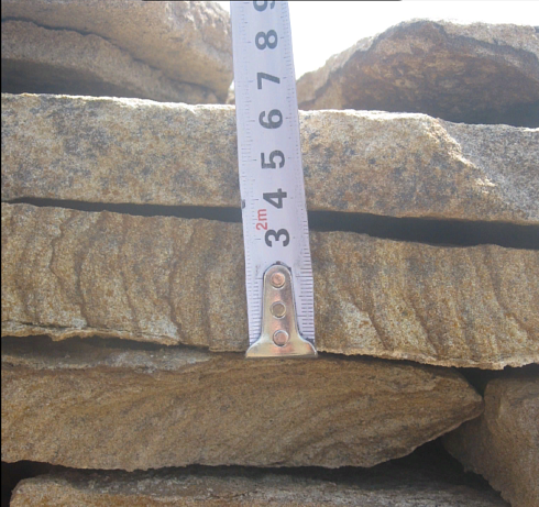 Kamenclub.ru: Песчаник пластушка желтый с рисунком (3 см)  купить в Ижевске песчаник желтый с рисунком, рыжий, желтый песчаник пластушка ландшафтная рваная 8 500 руб/м3   фото КАМЕНЬ КЛУБ