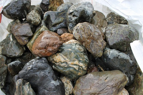 Kamenclub.ru: Ландшафтные валунчики фр.100-500 мм.  купить в Ижевске крупный природный камень серый, темно-серый, светло-серый речной валун крупный 4800 руб/т   фото КАМЕНЬ КЛУБ