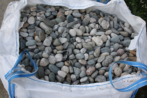 Kamenclub.ru: Галька речная окат (серая) фр.40-60 мм купить  в Ижевске галька речная серый бежевый рыжий коричневый округлый речной камень 5000 руб/т   фото КАМЕНЬ КЛУБ
