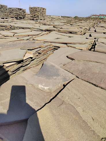 Kamenclub.ru: Песчаник пластушка серо-зеленый (3,0 см)  купить в Ижевске песчаник серо-зеленый, серый, зеленый песчаник пластушка колотый рваный ландшафтный 10200 руб/м3   фото КАМЕНЬ КЛУБ